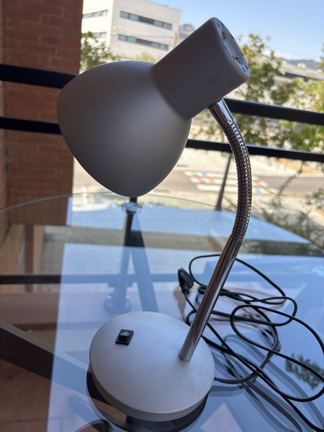 Lámpara escritorio LED gris plata,incluye bombilla