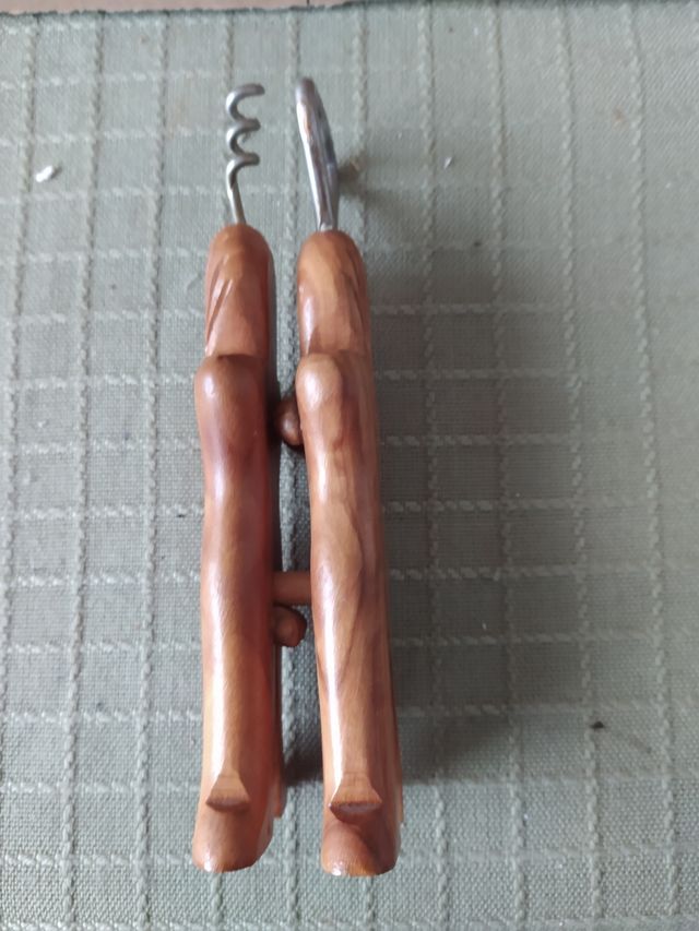 Sacacorchos y abridor madera