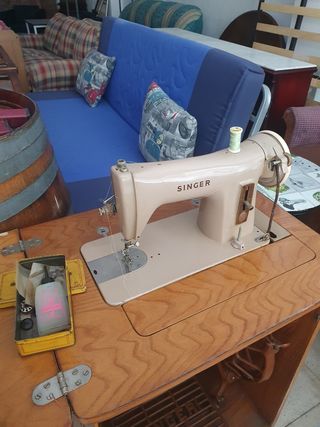 Máquina de coser SINGER con mueble 