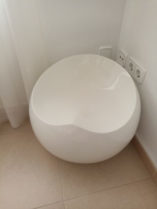 Taburete blanco de plástico