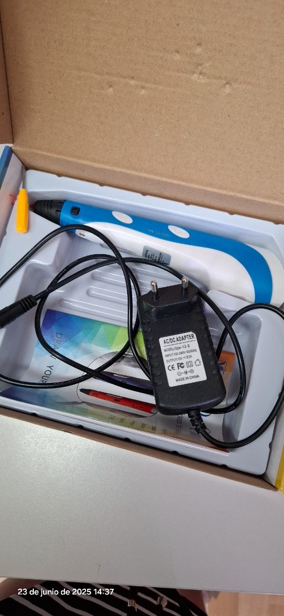 Caneta 3D com muitos filamentos coloridos