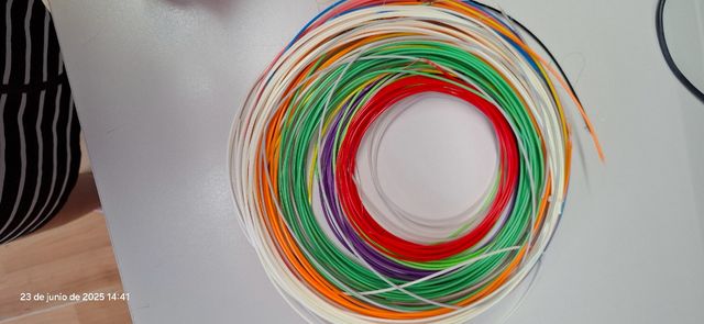 Caneta 3D com muitos filamentos coloridos