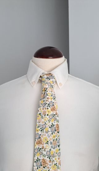 Corbata floral amarilla