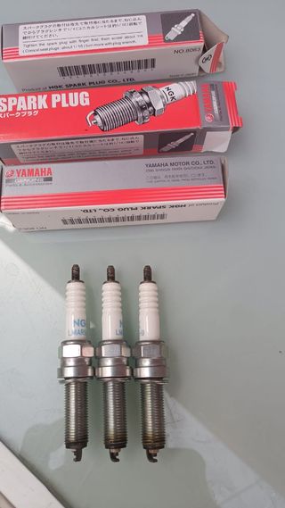 3 Bujías NGK LMAR9 para moto
