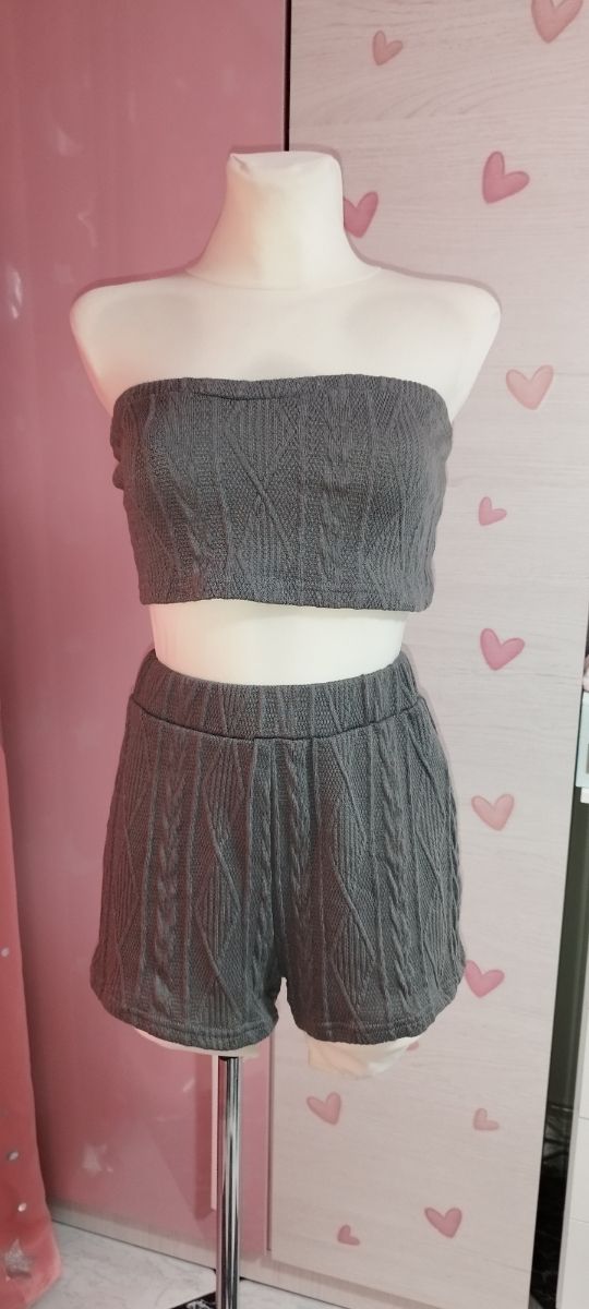 Conjunto top corto y shorts gris