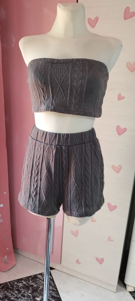 Conjunto top corto y shorts gris