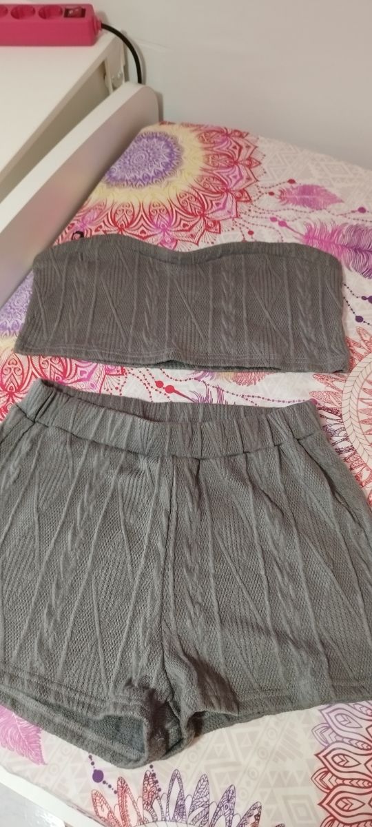 Conjunto top corto y shorts gris