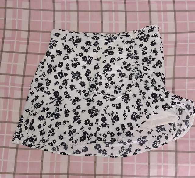 Minifalda Flores Blancas y Negras