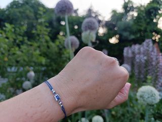 Pulsera azul acero: piedra cuadrada