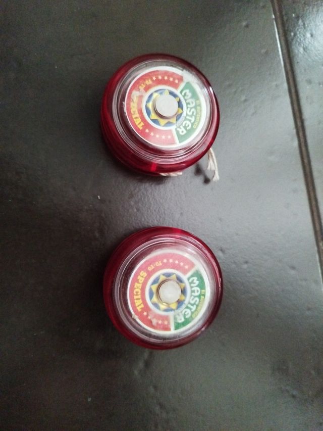 Dos yo-yos Máster Runner de Comansi. El auténtico