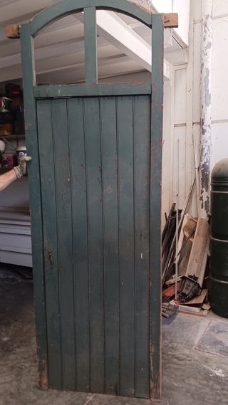 Puerta antigua de madera arqueada