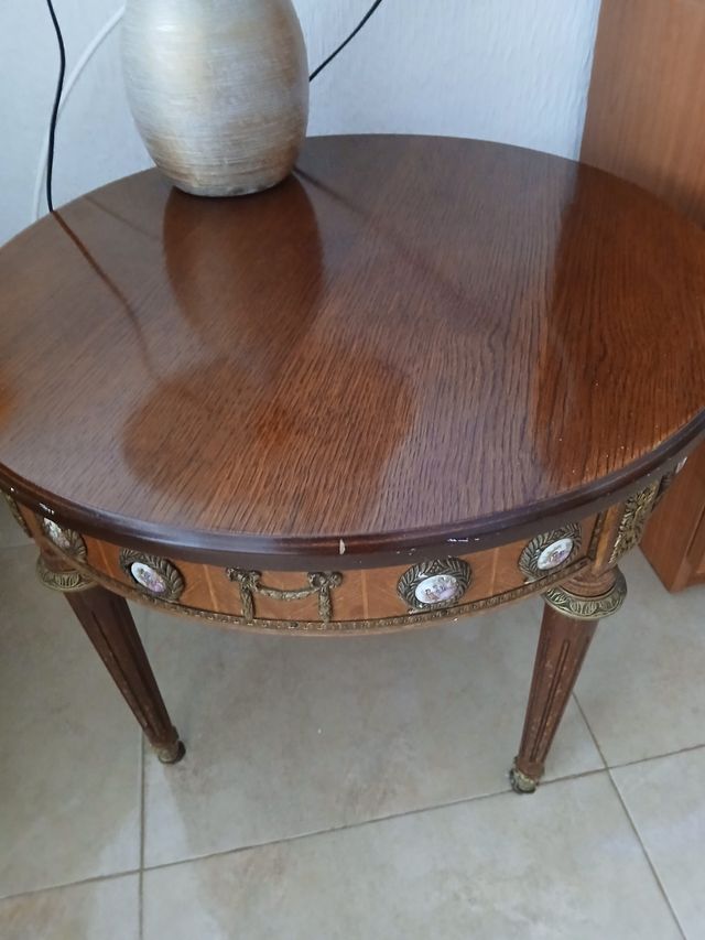 Tavolo da centro in legno dorato con decorazioni