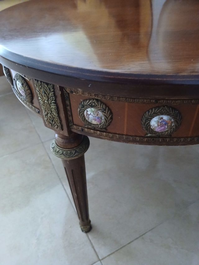 Tavolo da centro in legno dorato con decorazioni