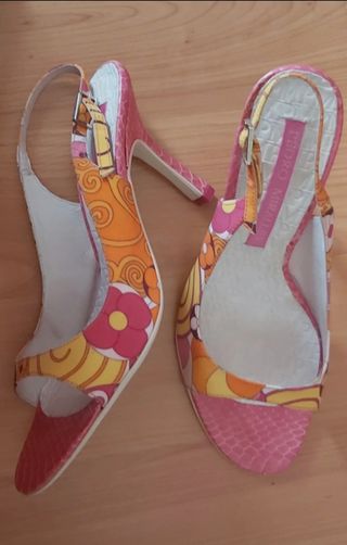 Tacones multicolor con estampado