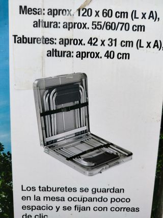 Mesa de camping Rocktrail plegable con taburetes.