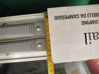 Mesa de camping Rocktrail plegable con taburetes.