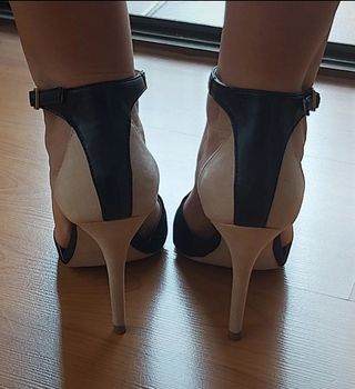 Tacones beige y negros