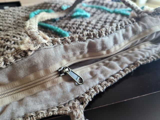 Bolso mimbre beige con detalle turquesa