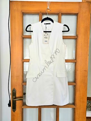 Vestido chaleco cruzado cinturón blanco zara