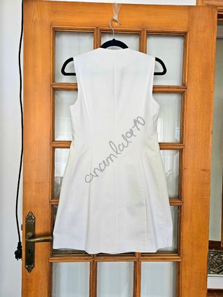 Vestido chaleco cruzado cinturón blanco zara