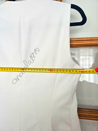 Vestido chaleco cruzado cinturón blanco zara