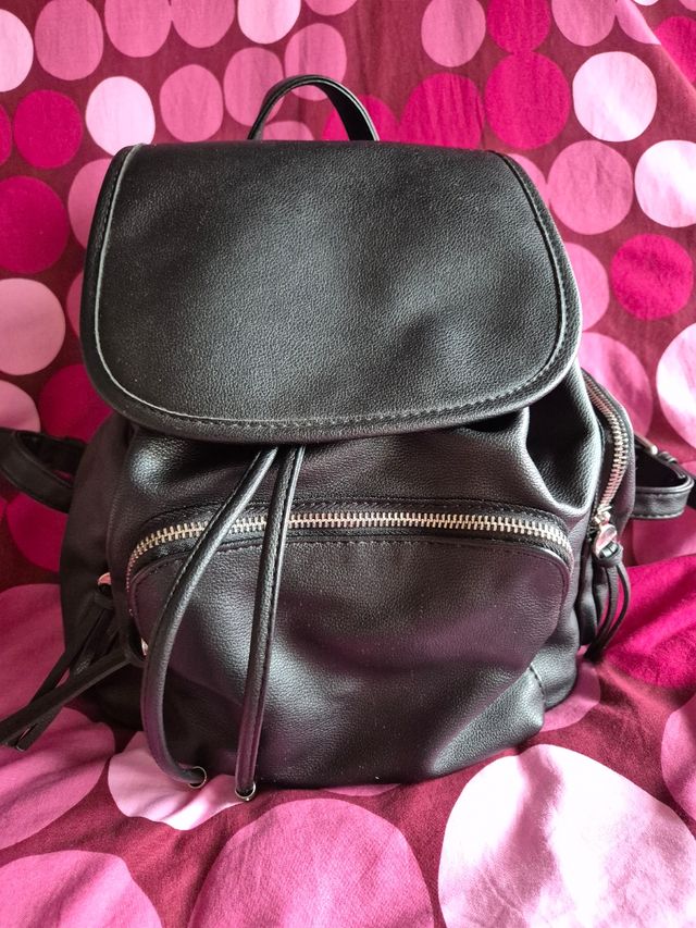 Mochila negra tamaño mediano