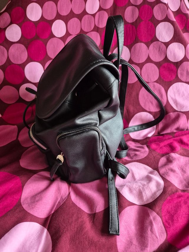 Mochila negra tamaño mediano