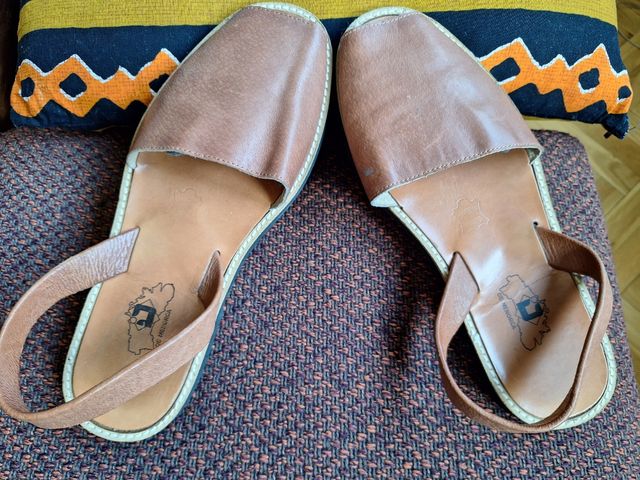 Alpargatas menorquinas de piel marrón.