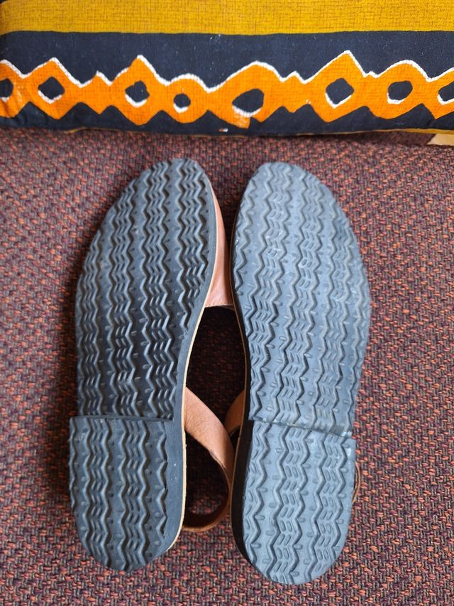 Alpargatas menorquinas de piel marrón.