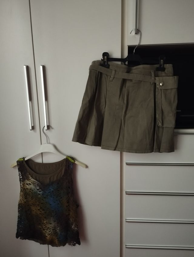 Conjunto falda caqui y top boho.