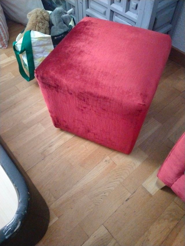 Puff vermelho de veludo