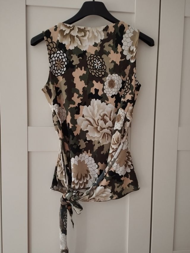 Top camuflaje flores