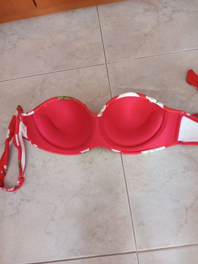 Bikini rojo - Flores blancas .