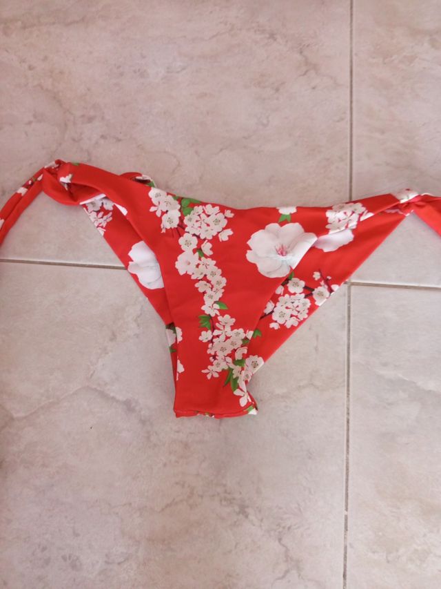 Bikini rojo - Flores blancas .
