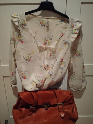 Blusa Stradivarius flores blanca
