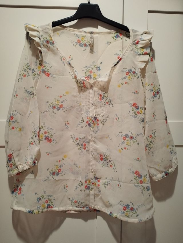 Blusa Stradivarius flores blanca