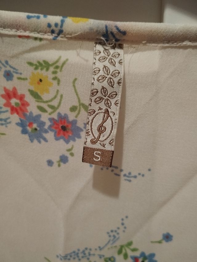 Blusa Stradivarius flores blanca