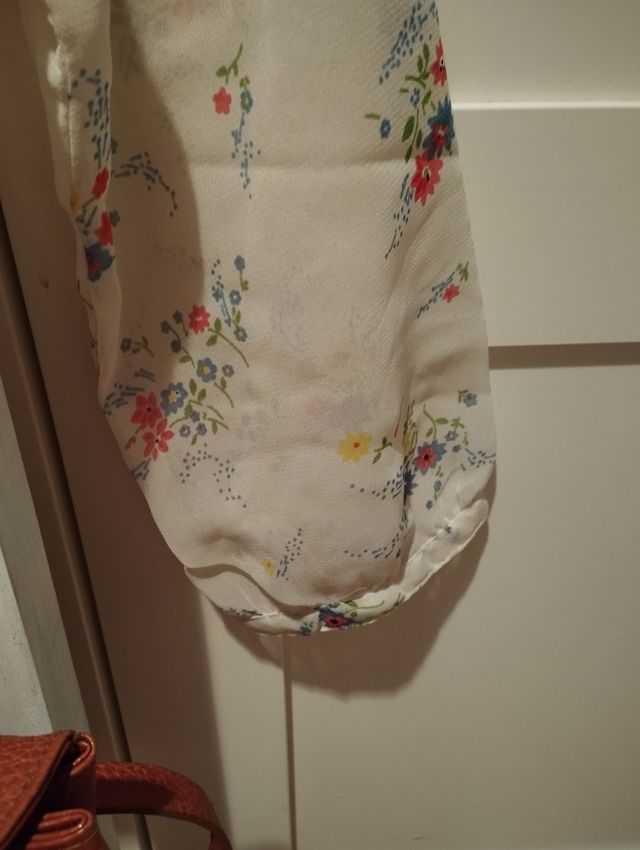 Blusa Stradivarius flores blanca