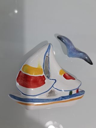 Barchetta ceramica dipinta calamita