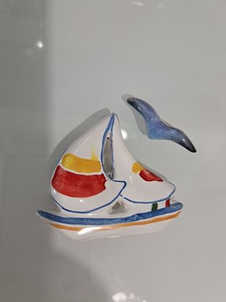 Barchetta ceramica dipinta calamita