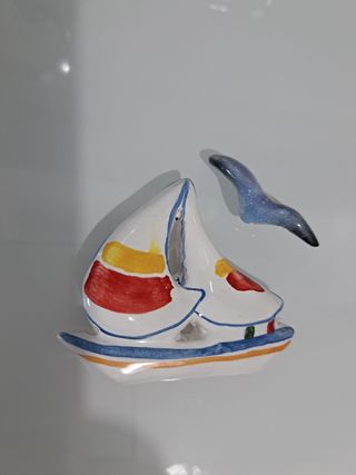 Barchetta ceramica dipinta calamita