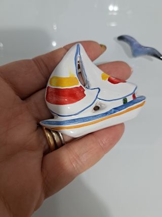 Barchetta ceramica dipinta calamita