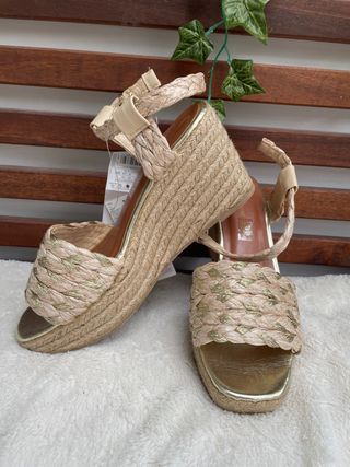 Sandalias cuña beige y dorado 38 NUEVAS