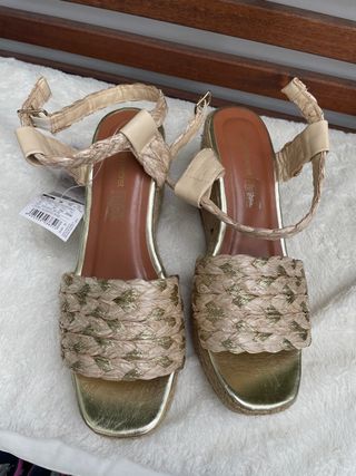 Sandalias cuña beige y dorado 38 NUEVAS