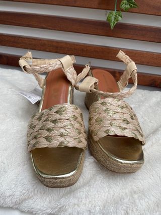 Sandalias cuña beige y dorado 38 NUEVAS