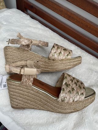 Sandalias cuña beige y dorado 38 NUEVAS