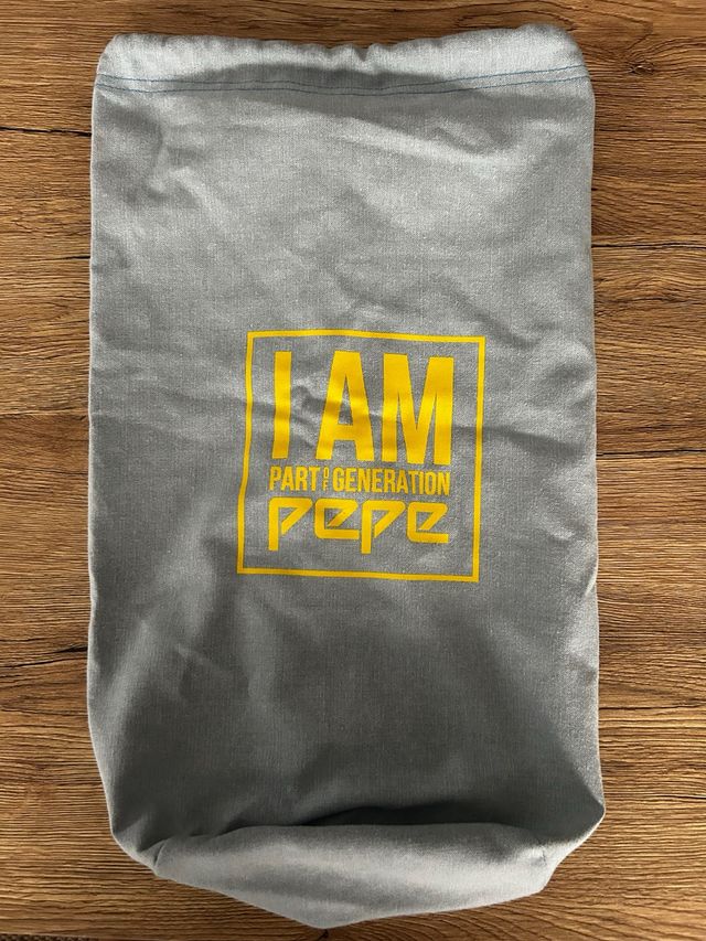 Bolsa Pepe - Gris con logo amarillo