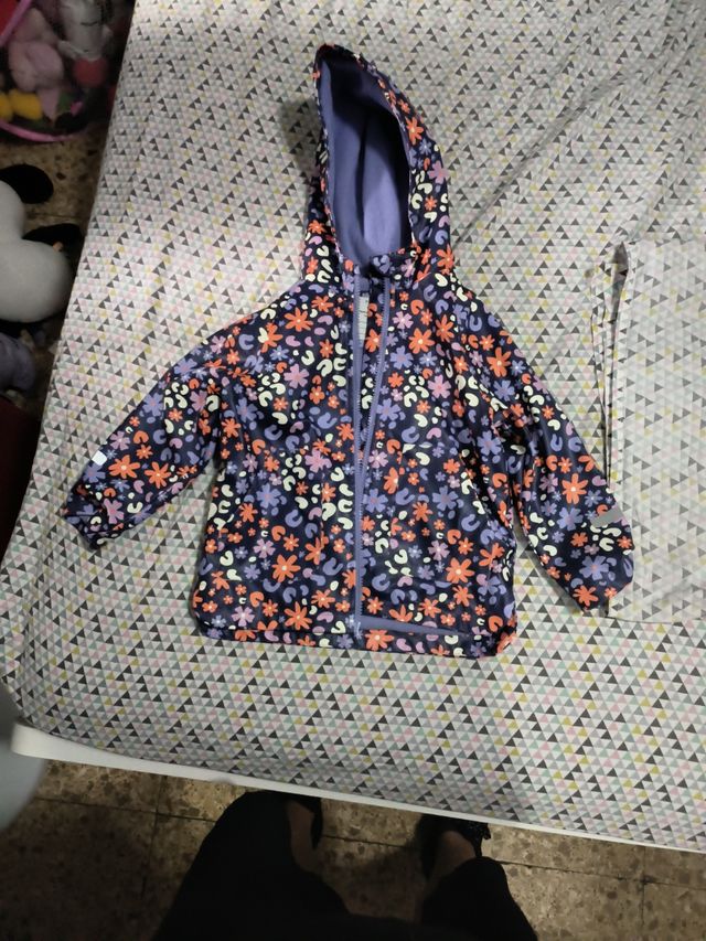 Chubasquero niña Primark talla 3