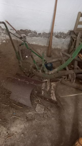 Arado antiguo de hierro