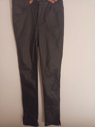 Pantalones negros efecto cuero